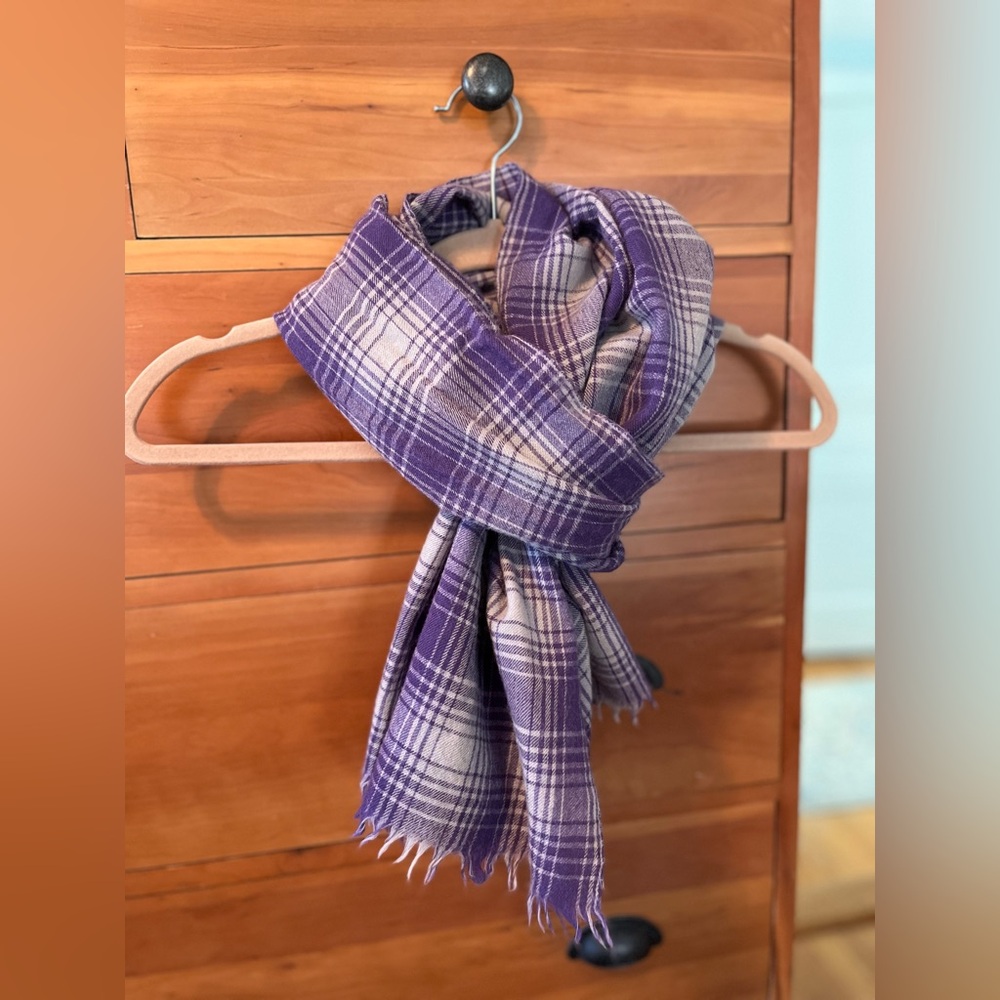 EDDIE BAUER Wool Blend Scarf. Purple & Silver.